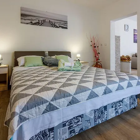 Renoviertes Mit Meerblick, Fitnessraum, Babybett, Grillbereich 아파트 크리크베니카