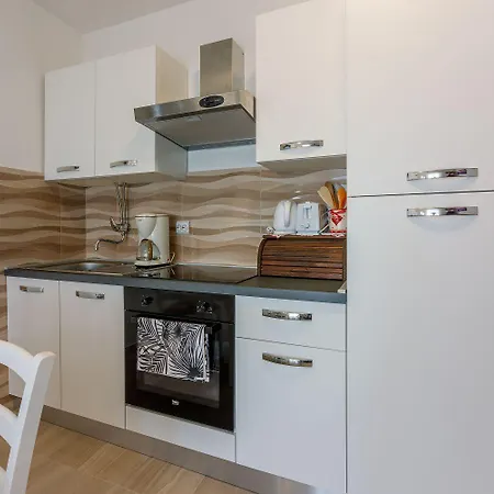 Renoviertes Mit Meerblick, Fitnessraum, Babybett, Grillbereich 아파트 크리크베니카