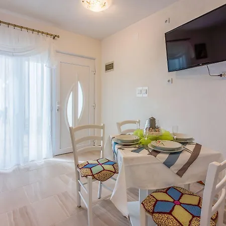 Renoviertes Mit Meerblick, Fitnessraum, Babybett, Grillbereich 크리크베니카